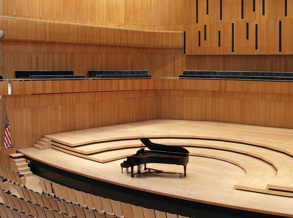 La salle de concert de l'Omaha Performing Arts Center : murs, balcons et scène en bois clair, un piano à queue au centre