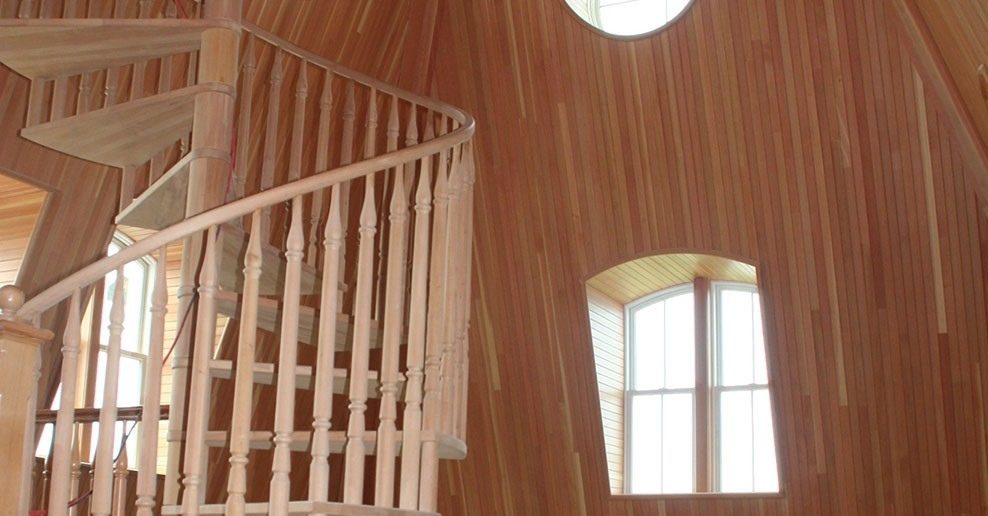 Escalier en colimaçon et murs lambrissés de bois clair à l'Ocean House Hotel, Rhode Island